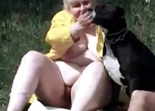 Black dog and a fat hooker have good zoo sex